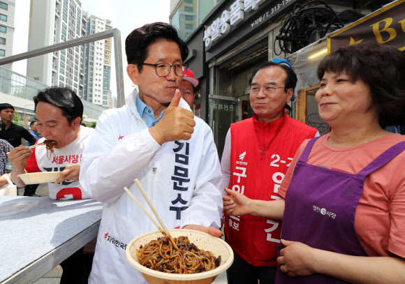 자유한국당 김문수 서울시장 후보가 4일 오전 서울 서대문구 영천시장 앞에서 열린 집중유세에서 지지자로부터 받은 자장면을 맛본 뒤 엄지척 하고 있다. 2018.6.4  연합뉴스