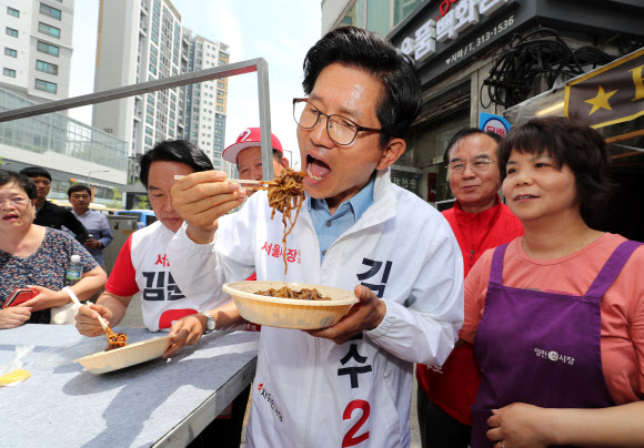 자유한국당 김문수 서울시장 후보가 4일 오전 서울 서대문구 영천시장 앞에서 열린 집중유세에서 지지자로부터 받은 자장면을 먹고 있다. 2018.6.4  연합뉴스