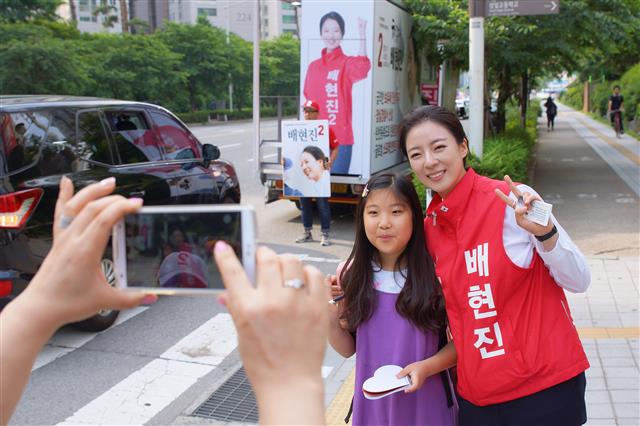 배현진 자유한국당 송파을 국회의원 보궐선거 후보가 4일 서울 송파구의 한 아파트단지 앞에서 열린 거리유세 중 어린이와 기념촬영을 하고 있다.  배현진 후보 캠프 제공/뉴스1
