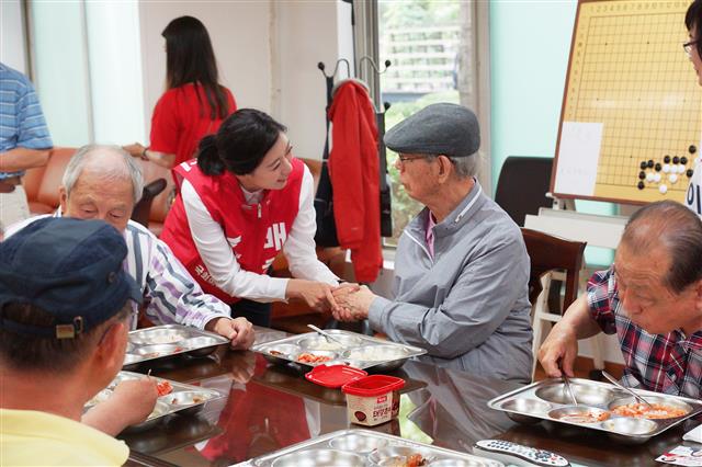 배현진 자유한국당 송파을 국회의원 보궐선거 후보가 4일 서울 송파구 관내 경로당을 찾아 어르신들과 악수를 하며 지지를 호소하고 있다.  배현진 후보 캠프 제공/뉴스1