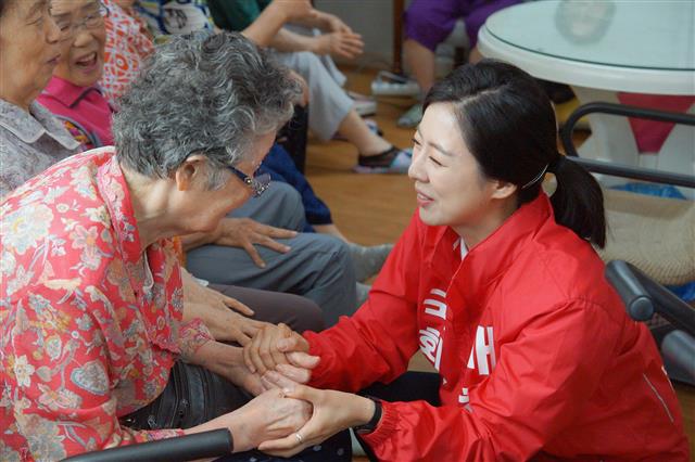 배현진 자유한국당 송파을 국회의원 보궐선거 후보가 4일 서울 송파구 관내 경로당을 찾아 어르신들과 악수를 하며 지지를 호소하고 있다. 2018.6.4 배현진 후보 캠프 제공/뉴스1