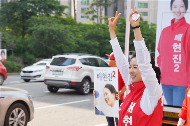 배현진 자유한국당 송파을 국회의원 보궐선거 후보가 4일 서울 송파구 한 아파트단지 앞에서 지지를 호소하고 있다. 2018.6.4 배현진 후보 캠프 제공/뉴스1