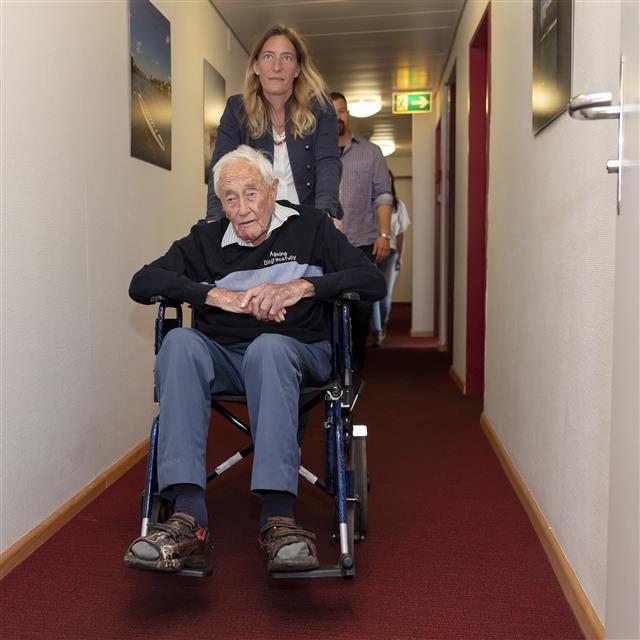 안락사를 위해 스위스 바젤에 간 104세 호주 과학자 데이비드 구달이 지난달 9일(현지시간) 휠체어를 타고 기자회견장으로 향하고 있다.  바젤 EPA 연합뉴스