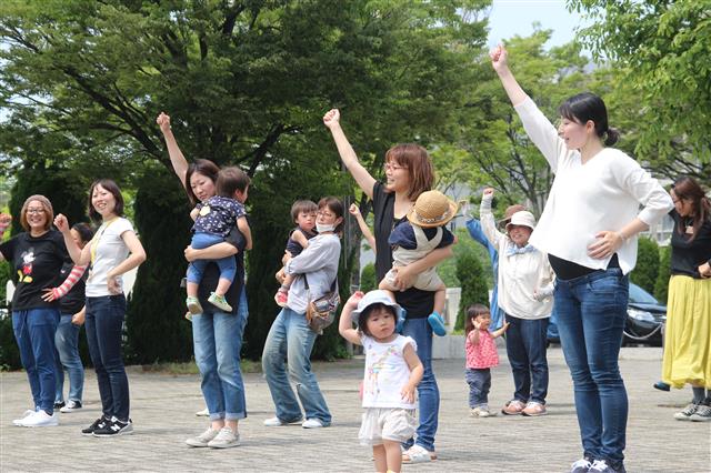 지난달 17일 일본 가이즈카시 중앙공민관 건물 앞에서 육아네트워크 영유아부회 엄마들이 아이와 함께 춤 연습을 하고 있다. 임신 9개월째인 이누이 사오리(29·오른쪽 첫 번째)는 “엄마들과 함께 고민하고 육아 조언을 들을 수 있어 좋다”고 미소를 지었다.