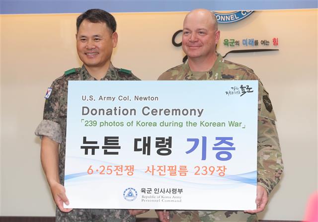 주한미군 뉴튼대령 6.25 전쟁사진 기증 협약식 ‘감사합니다’