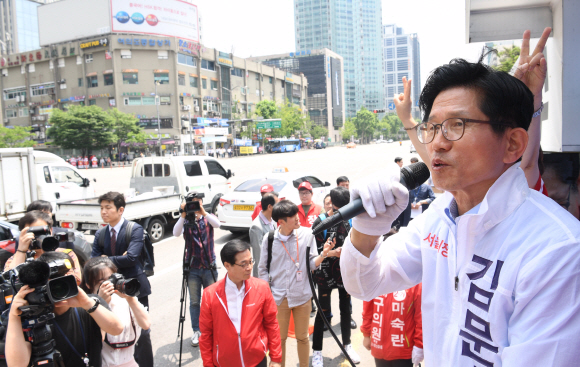 자유한국당 김문수 서울시장후보자가 5일 영등포구 여의도 여의도역 네거리에서 지지를 호소하고 있다.2018.6.5  김명국 선임기자 daunso@seoul.co.kr