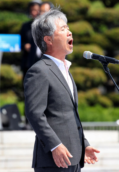 ‘늙은 군인의 노래’ 부르는 최백호