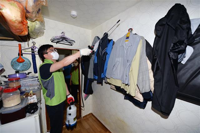 서울 동대문구가 모집한 특별방역기동반 근로자가 취약 계층 가구를 방문해 방역 소독을 하고 있다.<br>동대문구 제공