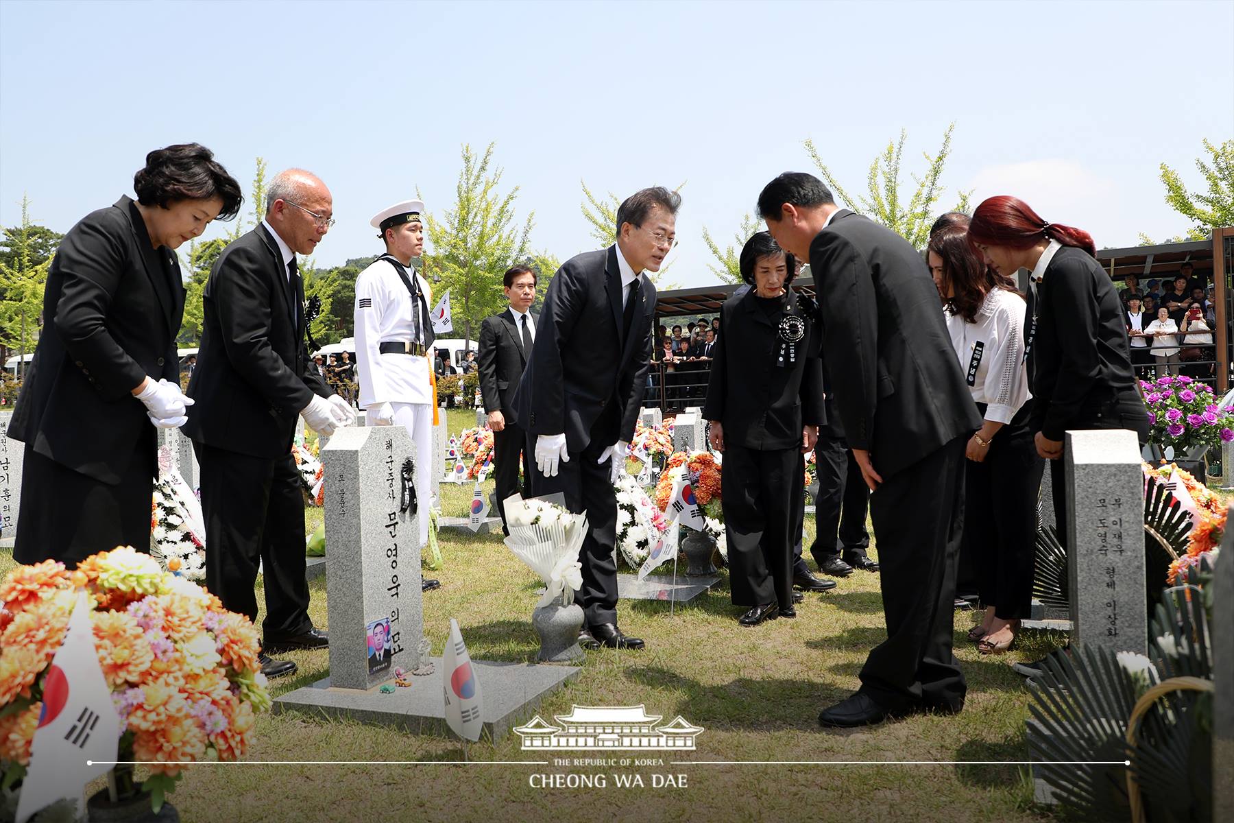 국립대전현충원의 천안함 46용사의 묘역도 찾았습니다. 문재인 대통령은 희생과 헌신으로 영면한 천안함 용사들을 기억하며 묘비를 어루만지고 헌화했습니다. 청와대 페이스북 