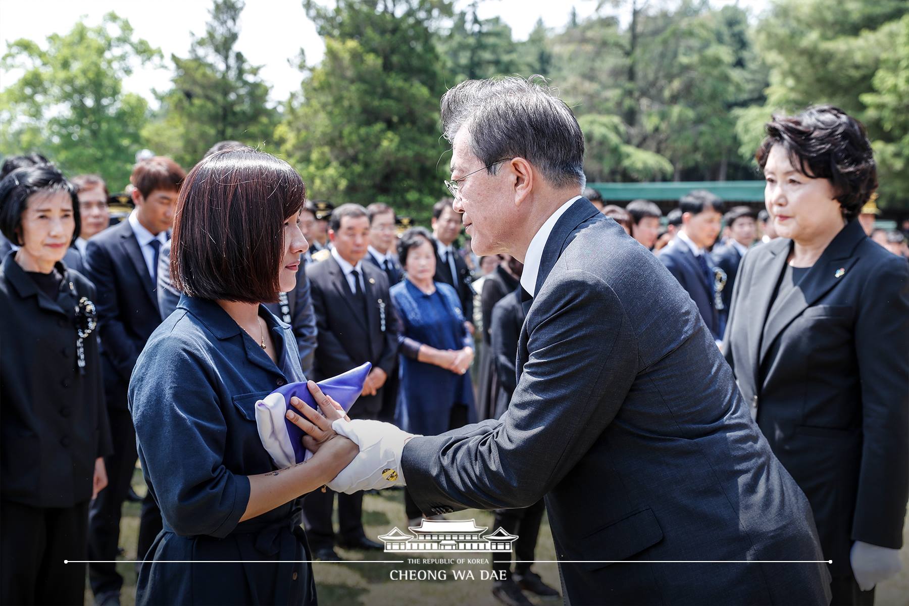 문재인 대통령은 올해 3월, 출동 임무 중 순직한 故김신형 소방장, 故김은영 소방사, 故문새미 소방사의 묘를 유족 및 동료 소방관들과 함께 방문해 추모했습니다. 문재인 대통령은 유족들에게 태극기를 전달해 국가가 국민을 위해 희생하신 모든 국가유공자들을 보답하고 책임지겠다는 뜻을 전달했습니다. 청와대 페이스북