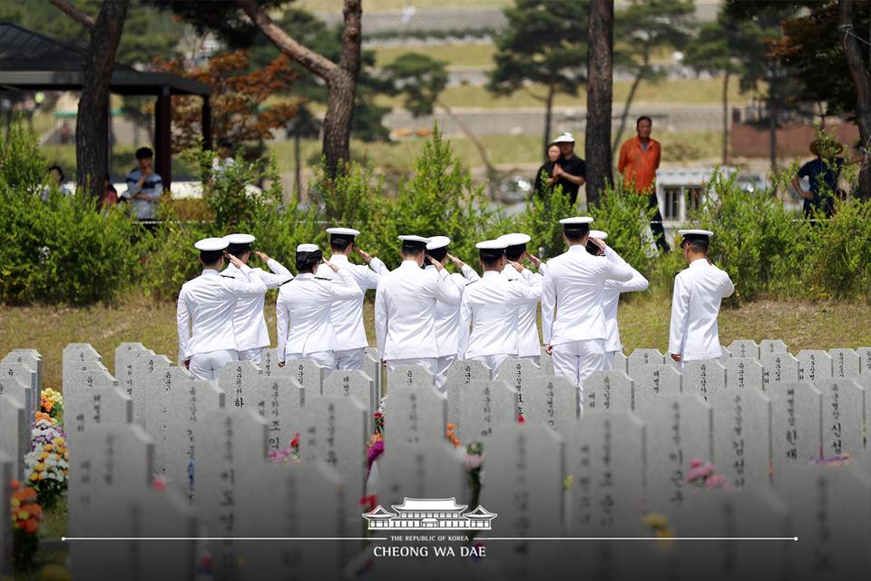 “애국과 보훈에 보수와 진보가 따로 일 수 없습니다. 나라를 나라답게 만드는 일에 국민들께서 함께 마음을 모아 주시기 바랍니다. 그것이 대한민국의 힘이 되고 미래가 될 것입니다.”청와대 페이스북 