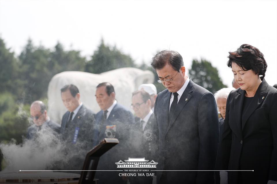 63번째 현충일입니다. “428030, 대한민국의 이름으로 당신을 기억합니다”라는 주제로 거행된 이번 현충일 추념식. 숫자 428030은 10개의 국립묘지에 안치된 안장자 수를 의미합니다. 청와대 페이스북 