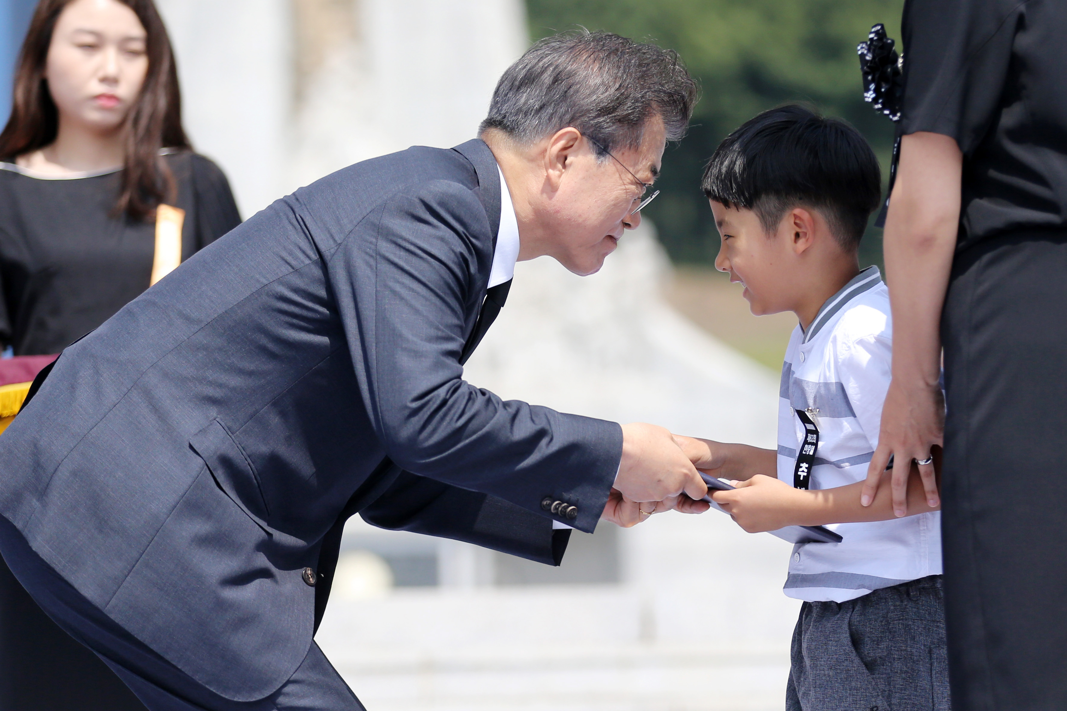 순직소방관 아들에게 유공자증서 건네는 문 대통령