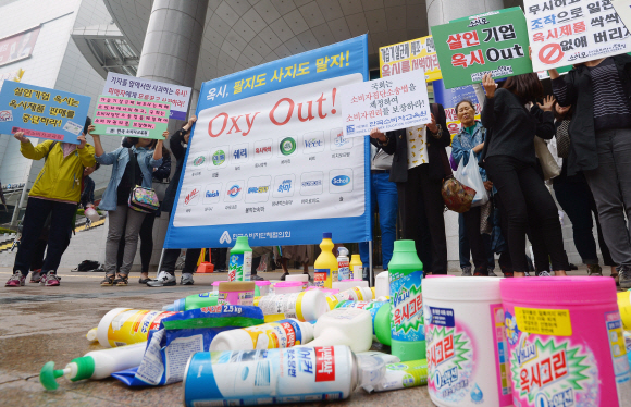 한국소비자단체협의회 회원들이 옥시제품 철수를 촉구하는 피켓시위를 하고 있는 모습 정연호 기자 tpgod@seoul.co.kr