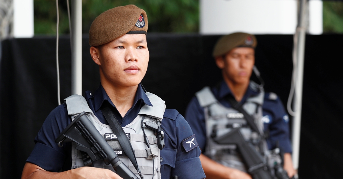 아시아안보회의 개막일인 지난 1일 싱가포르 샹그릴라 호텔에 싱가포르 경찰 소속 구르카 용병 2명이 경계근무를 하고 있다. 로이터 연합뉴스