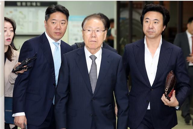 김백준(가운데) 전 청와대 총무기획관.<br>뉴스1