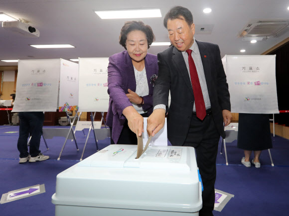 [사전투표] 사전투표하는 김방훈 후보 부부