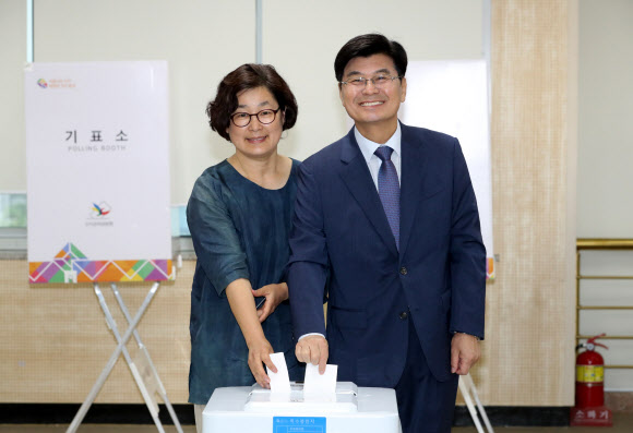 [사전투표] 사전투표하는 이춘희 후보