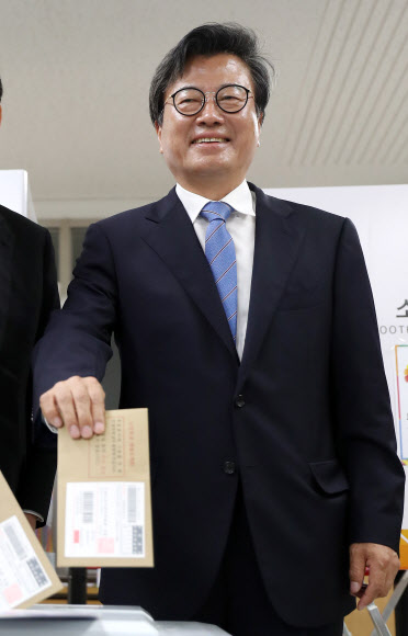 [사전투표] 투표하는 김형기 후보