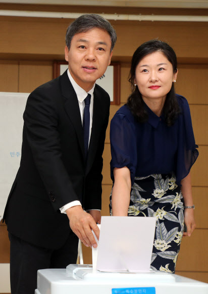 [사전투표] 사전투표하는 김승수 전주시장 후보