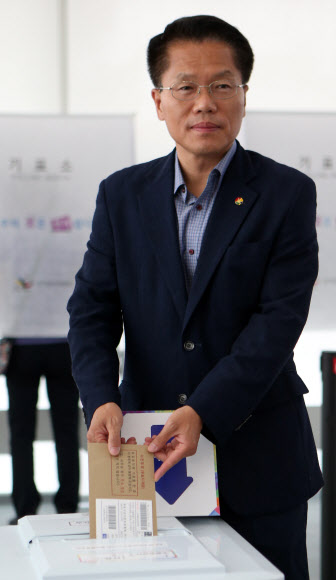 [사전투표] 사전투표하는 경남지사 권한대행