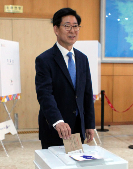 [사전투표] 투표하는 민주당 양승조 충남지사 후보