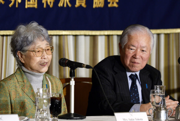 1977년 북한에 납치된 딸 요코타 메구미(실종 당시 13세)의 부모인 시게루(81·오른쪽)·사키에(78) 부부가 24일(현지시간) 도쿄 외신기자클럽에서 기자회견하고 있다. 2014.3.24 AP 연합뉴스