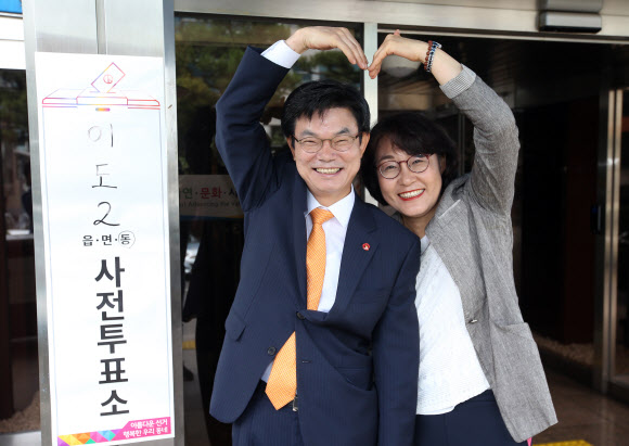 [사전투표] 이석문 후보 부부 ‘투표 인증샷’