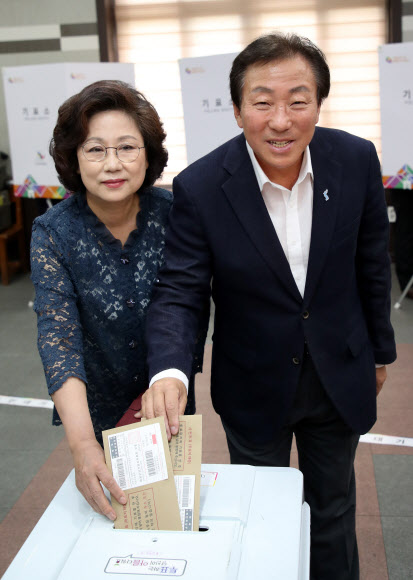 [사전투표] 투표하는 민병희 후보 내외