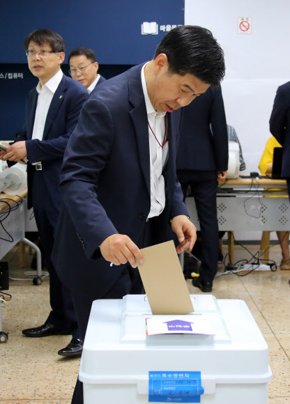 [사전투표] 사전투표하는 백원우 민정비서관