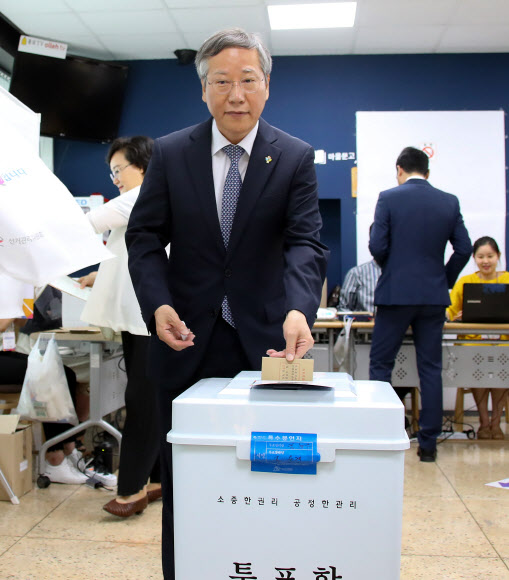 [사전투표] 사전투표 하는 반장식 일자리 수석