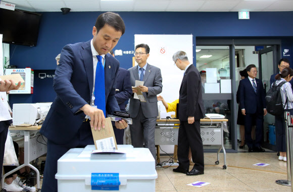 [사전투표] 청와대 정무수석도 사전투표, 대기하는 문 대통령 내외