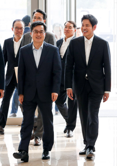 정용진 부회장과 함께 이동하는 김동연 경제부총리