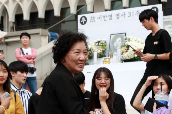 배은심 여사, 학생들과 함께