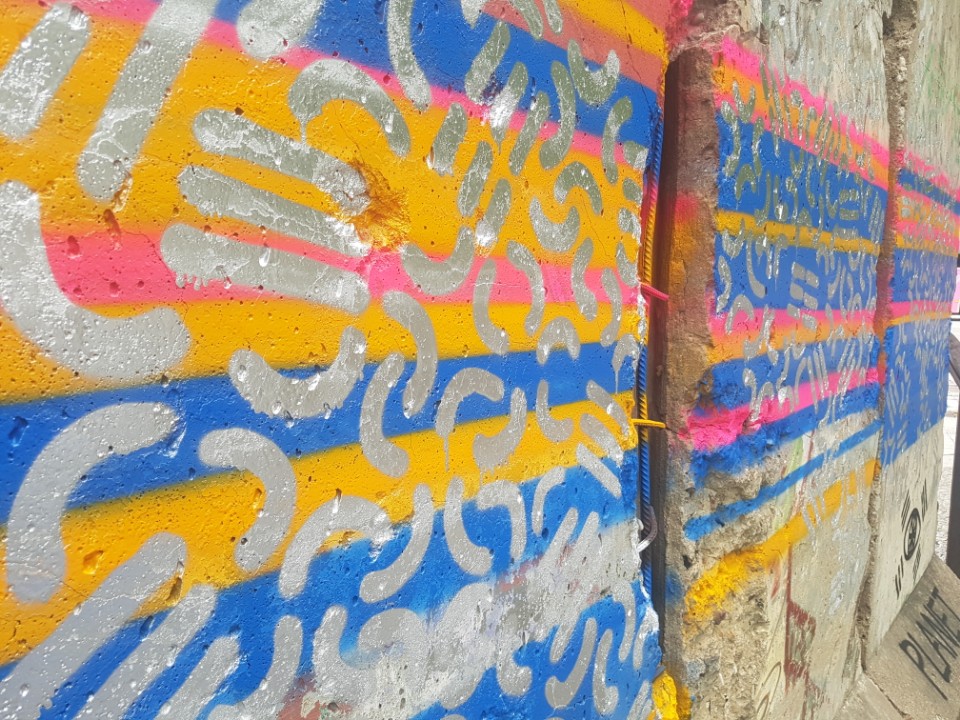 그라피티 아티스트 정태용씨가 자신의 고유 패턴을 서울 중구 청계2가 베를린장벽에 그려넣은 모습. 정씨는 이 패턴에 대해 “우주와 더불어 끝없이 창조와 번영을 희구하는 한민족의 이상을 담은 것”이라고 설명했다. 2018.6.9 오달란 기자 dallan@seoul.co.kr