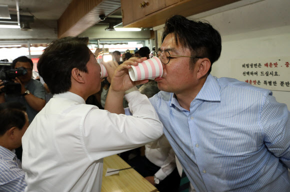 도라지차 러브샷 하는 안철수 박종진 후보