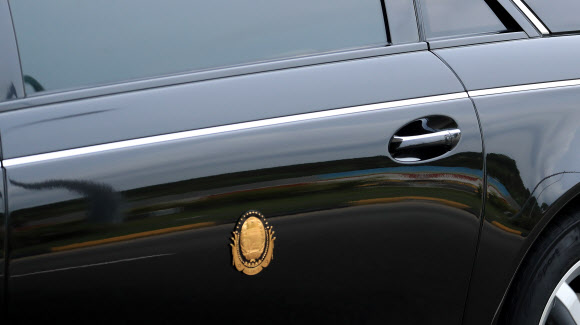 김정은 문양(?) 새겨진 차량