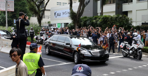북·미 정상회담을 이틀 앞둔 10일(현지시간) 북한 김정은 국무위원장이 탑승한 것으로 보이는 벤츠 차량이 숙소인 싱가포르 세인트리지스호텔로 들어서고 있다.  싱가포르 연합뉴스