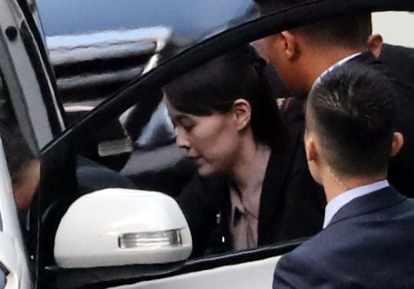 호텔 나서는 김여정