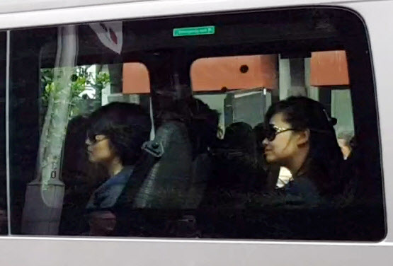 차량에 탑승한 현송월(오른쪽) 삼지연관현악단장의 모습. 싱가포르 연합뉴스