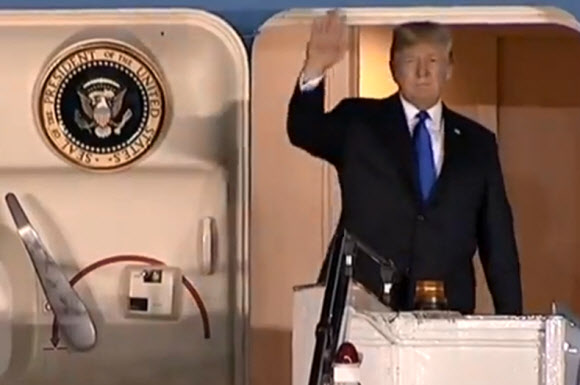 북미 정상회담을 위해 싱가포르를 방문한 미국 도널드 트럼프 대통령이 10일 오후 싱가포르 파야레바 공군기지에 도착해 전용기에서 내리고 있다. 2018.6.10  스트레이츠타임스 페이스북 캡처=연합뉴스