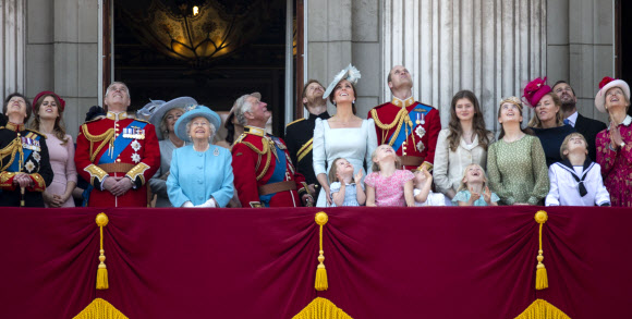 9일(현지시간) 영국 런던 버컹엄궁 발코니에서 엘리자베스 2세(앞줄 왼쪽 세 번째) 여왕과 왕실 가족들이 여왕의 생일을 축하하기 위해 펼치는 영국 공군의 공중분열식을 지켜보고 있다.  런던 EPA 연합뉴스