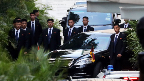 북·미 정상회담을 이틀 앞둔 10일 싱가포르 세인트리지스호텔에서 북한 경호원들이 김정은 국무위원장이 탄 것으로 보이는 차량 주위를 경호하고 있다.  싱가포르 연합뉴스