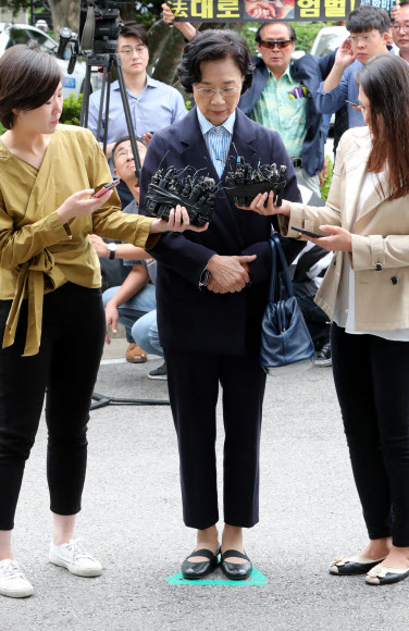 다시 포토라인 선 이명희