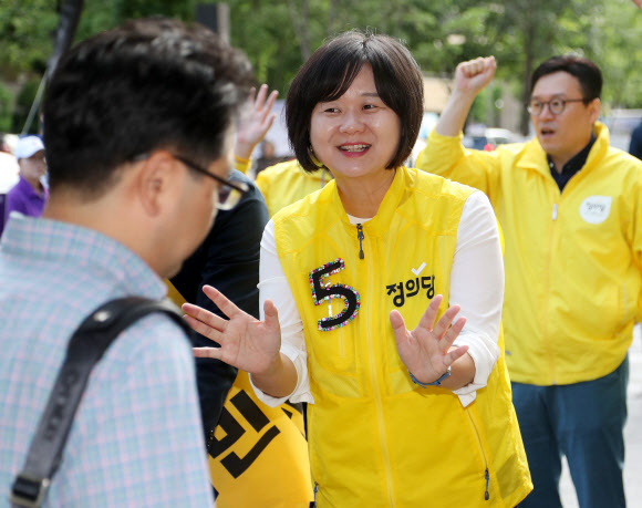 밝은 표정으로 인사하는 이정미 대표