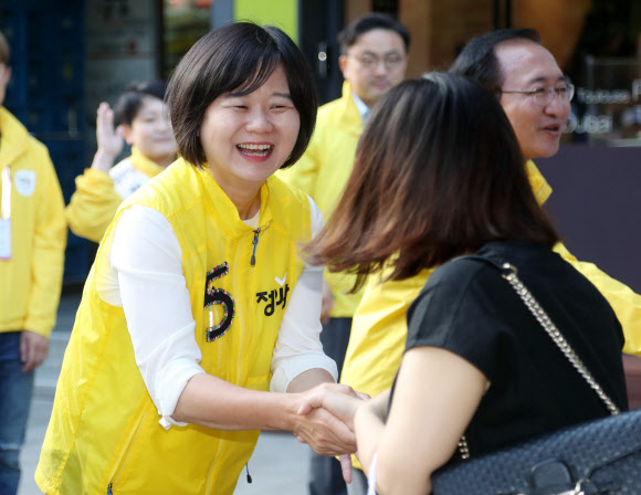 밝은 표정으로 인사하는 이정미 대표