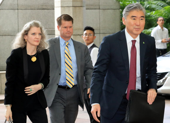 성김, 최종조율 위해 실무회담장으로