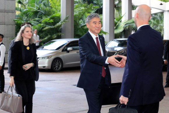 성김, 최종조율 위해 실무회담장으로