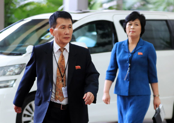 최종조율 위해 실무회담장 들어서는 북한 최광일