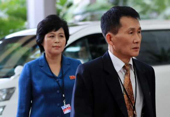 실무회담장 들어서는 북한 최광일-김성혜